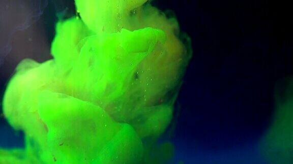 油墨在水中慢动作时呈现氖绿色