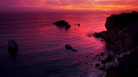 色彩斑斓的日落在海洋悬崖和海滩皮斯莫海滩加利福尼亚州
