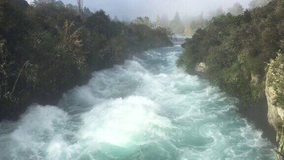 新西兰陶波湖卡瀑布湍急的小溪