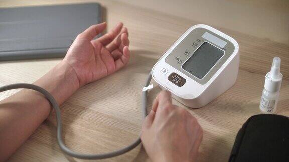 妇女在家测量血压的特写