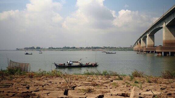 桥旁河上的渔船;竹鱼陷阱在前景
