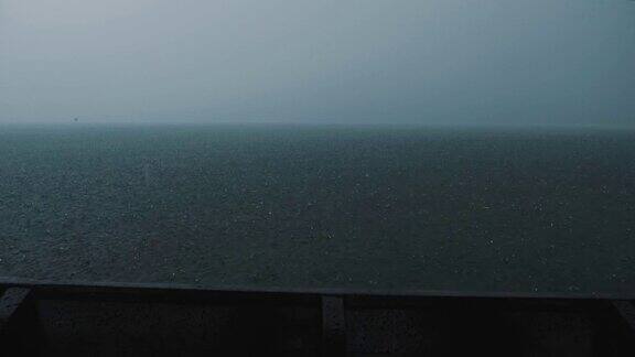 在暴雨和暴雨季节从船上观看