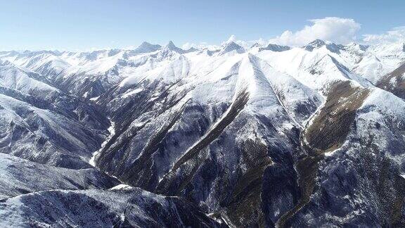 中国西藏的雪山