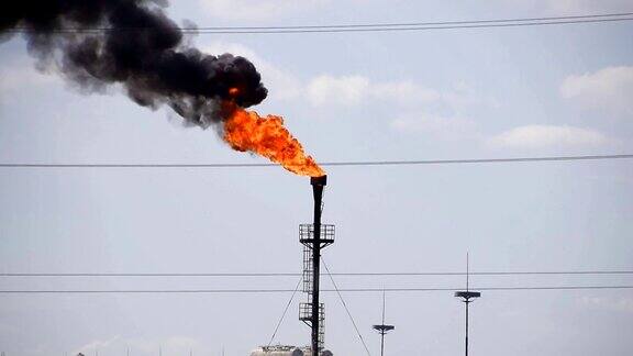冒烟的气体火炬环境污染油田上的火炬系统