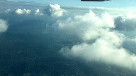 飞机座舱视图与云和地球