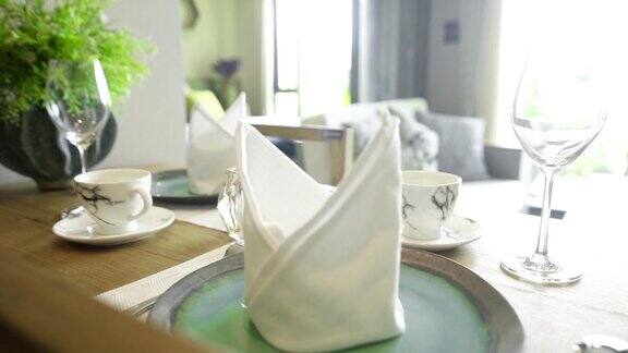 餐具、餐巾和玻璃杯的餐桌布置
