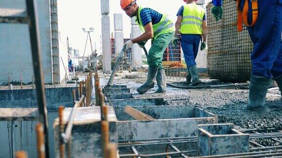 建筑工人们在工地上处理混凝土