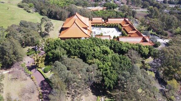 空中无人机回调的南天寺佛教建筑群在伯克利卧龙岗新南威尔士州显示宝塔在一个阳光明媚的日子