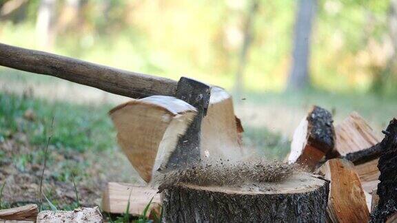一个森林管理员用他的斧头砍木头的慢镜头