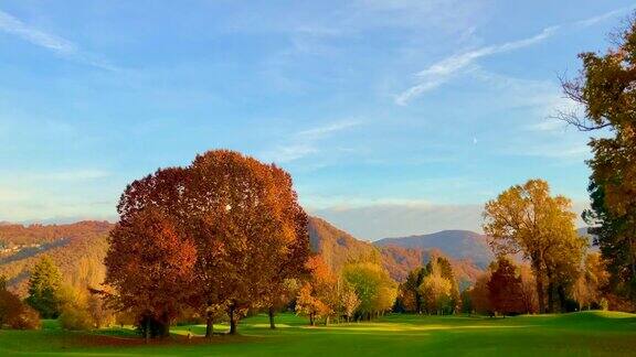 高尔夫球场8洞在秋天与山景在一个阳光明媚的日子