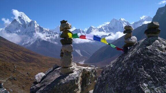 神圣的佛教祈祷彩旗与咒语飘扬在强风与山谷和Ama达布拉姆6812米峰靠近Dughla4620m的珠穆朗玛峰大本营徒步路线