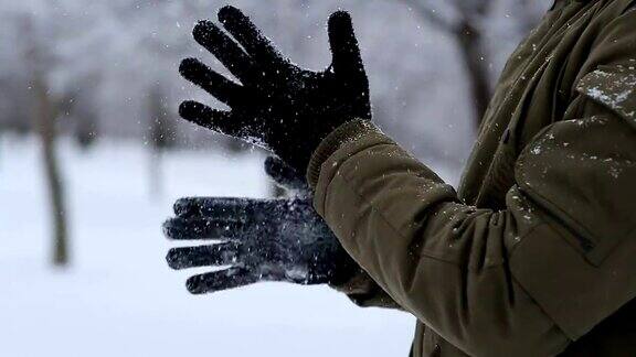 冬天戴着手套在户外抖雪