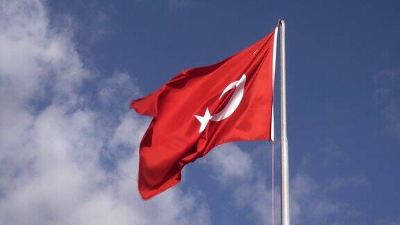 蓝天下飘扬的土耳其国旗