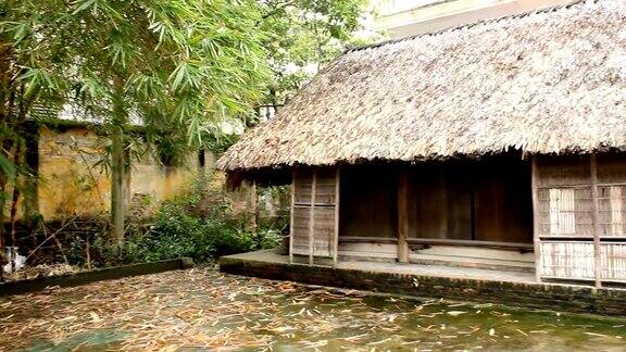 越南西北部的传统茅草屋顶房屋