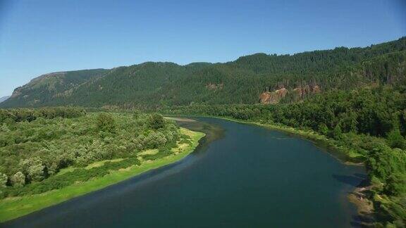俄勒冈州(约2021年):哥伦比亚河峡谷鸟瞰图用直升机用RED8K拍摄的Cineflex
