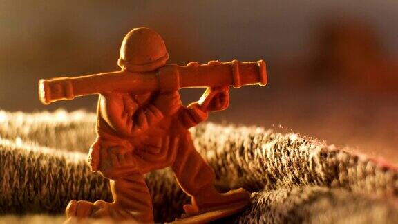 一个带着榴弹发射器的玩具士兵在一个假想的战场上红灯闪烁夜战