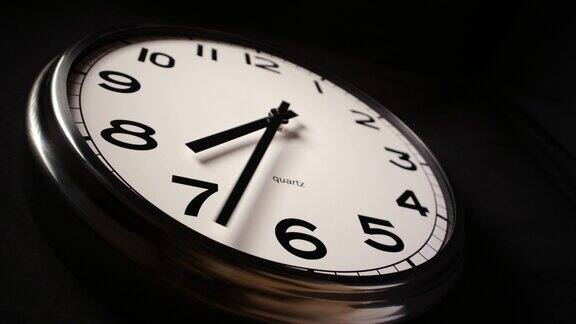 一个没有商标的现代时钟时间跨度为9小时多种用途