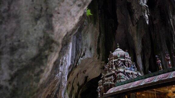 4K拔都石窟内寺庙屋顶上的古老印度教神雕塑