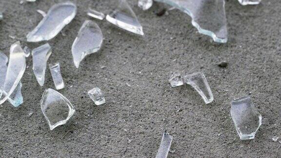 玻璃在混凝土上碎裂