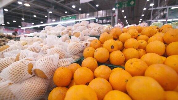 在超市买橘子和水果