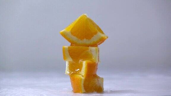 慢镜头中水溅在橙子上