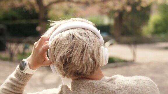 在公园里听音乐的女人