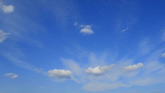 蔚蓝的天空和蓬松的云时间推移在一个阳光明媚的日子4k镜头