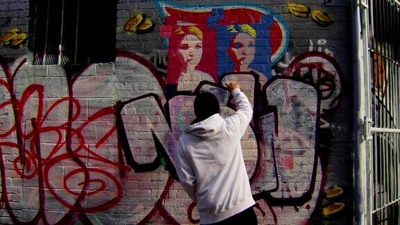 广角镜头的涂鸦艺术家画城市墙