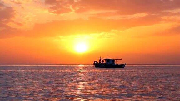夕阳中的渔船