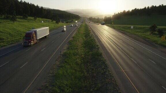 日落时分科罗拉多州落基山脉70号州际公路上东西向的高速公路交通