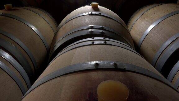 法国波尔多葡萄园酒窖橡木桶完美发酵