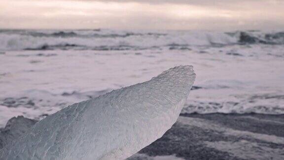冰岛冰川泻湖附近钻石海滩上的冰