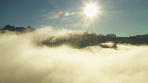 太阳明亮地照耀着巨大的阿尔卑斯山的岩石山峰