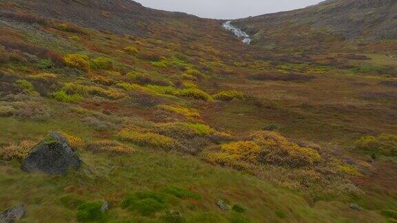鸟瞰冰岛高地地区美丽的瀑布