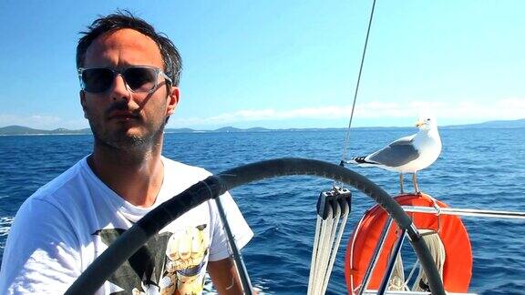 在亚得里亚海上船长和海鸥在帆船上
