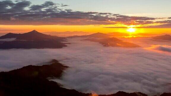 山顶上的日出和云海