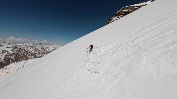 FPV运动无人机跟随男性滑雪者自由滑雪下坡极限速度运动