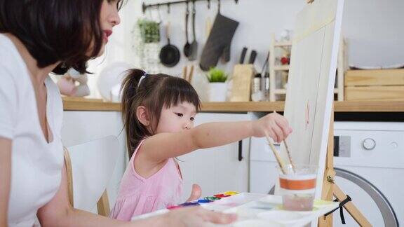 母亲在家里教女儿画画慢镜头