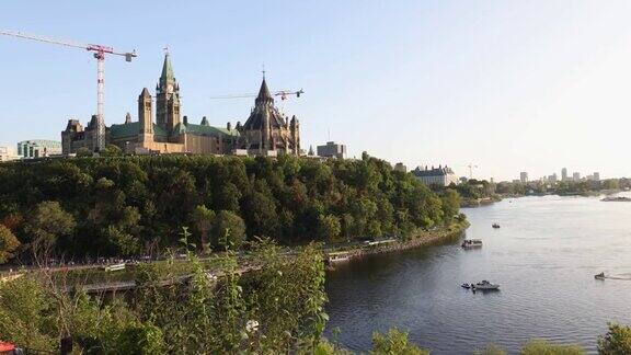 渥太华加拿大议会山和日落时的渥太华河