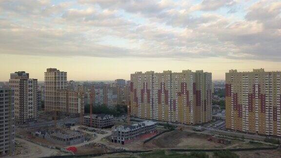 傍晚日落时分新住宅区的鸟瞰图城市景观大量公寓楼的建设反映了城市化的趋势