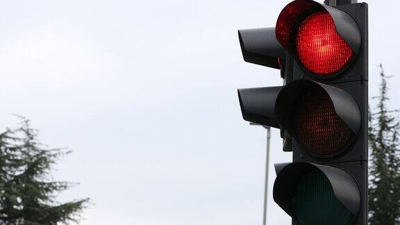 欧洲交通信号灯由红变为绿