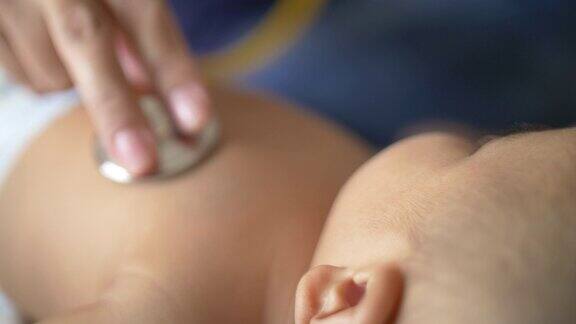 用听诊器检查婴儿