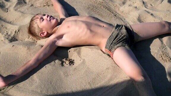 一个孩子在沙滩上玩沙子