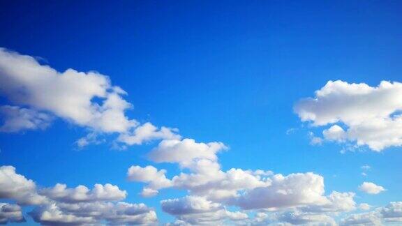 时间推移航空拍摄的蓬松的云在蓝天上滚动