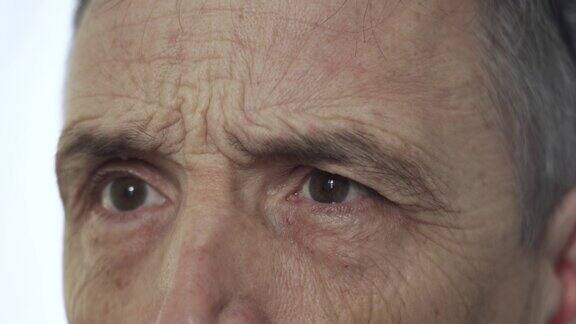 一个老人眼睛的情感肖像特写白色背景