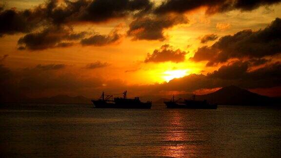 中国海南三亚渔船在海上的夕阳灯光