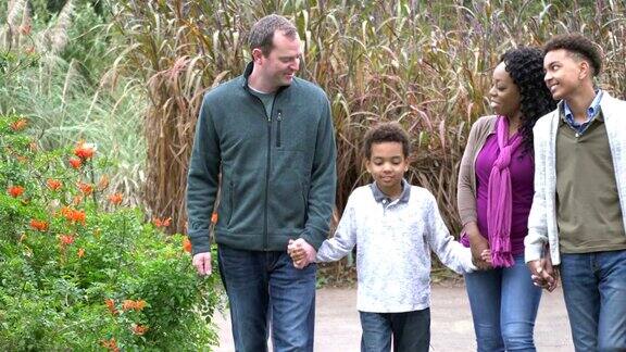 一个跨种族家庭两个男孩在公园散步