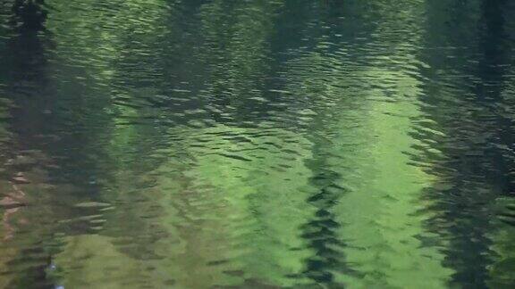 一个舒缓的反射自然反射的湖一个梦幻的角度来看一个放松的设置