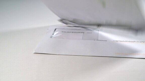 账单和信件落在白色的背景上