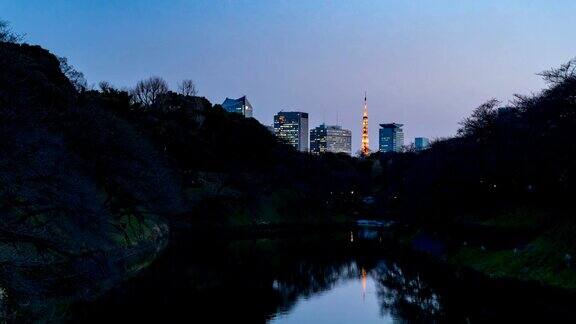4K延时:东京摩天楼背后的千鸟渊护城河皇宫东京塔在摩天大楼之间灯火通明